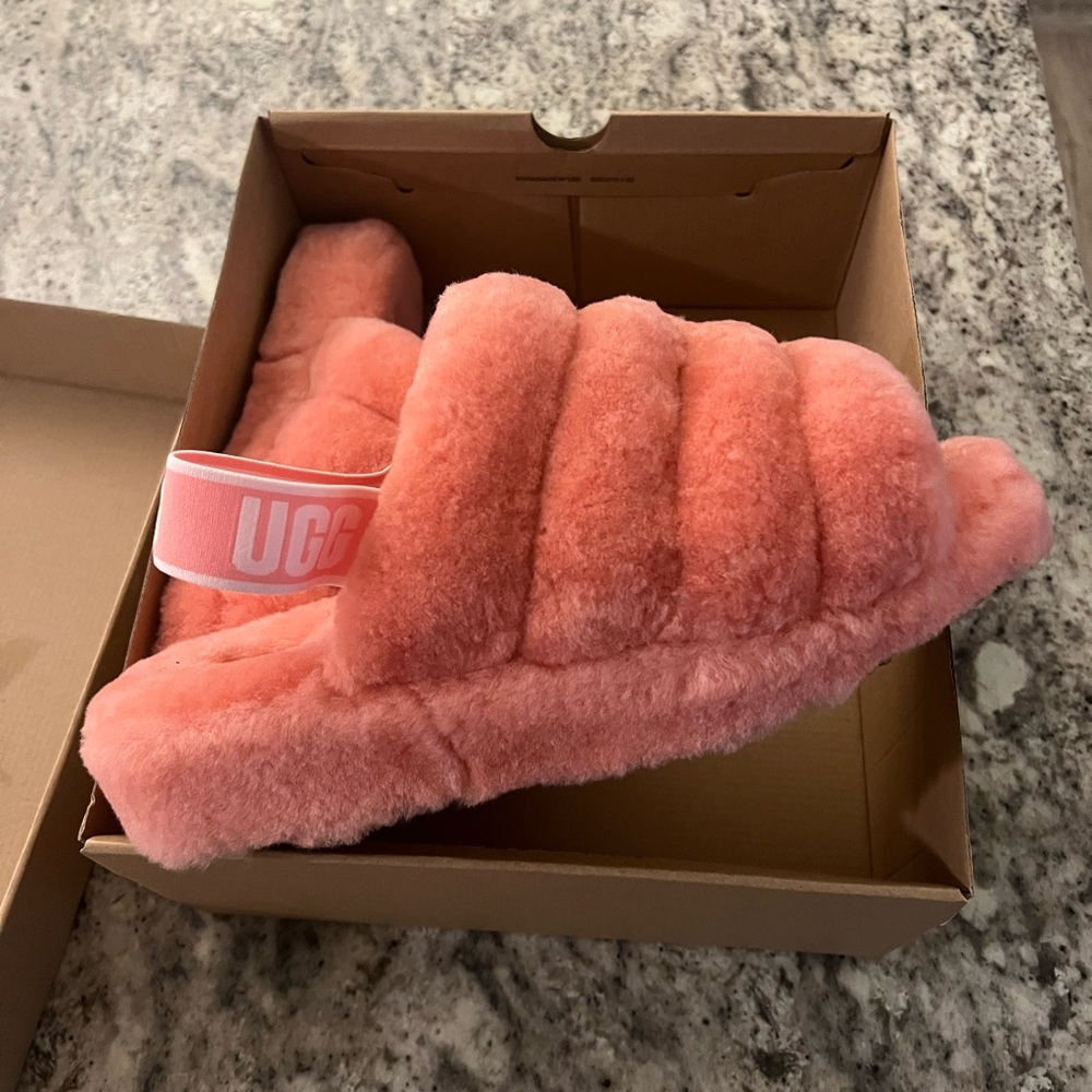 Women’s UGG slippers pink